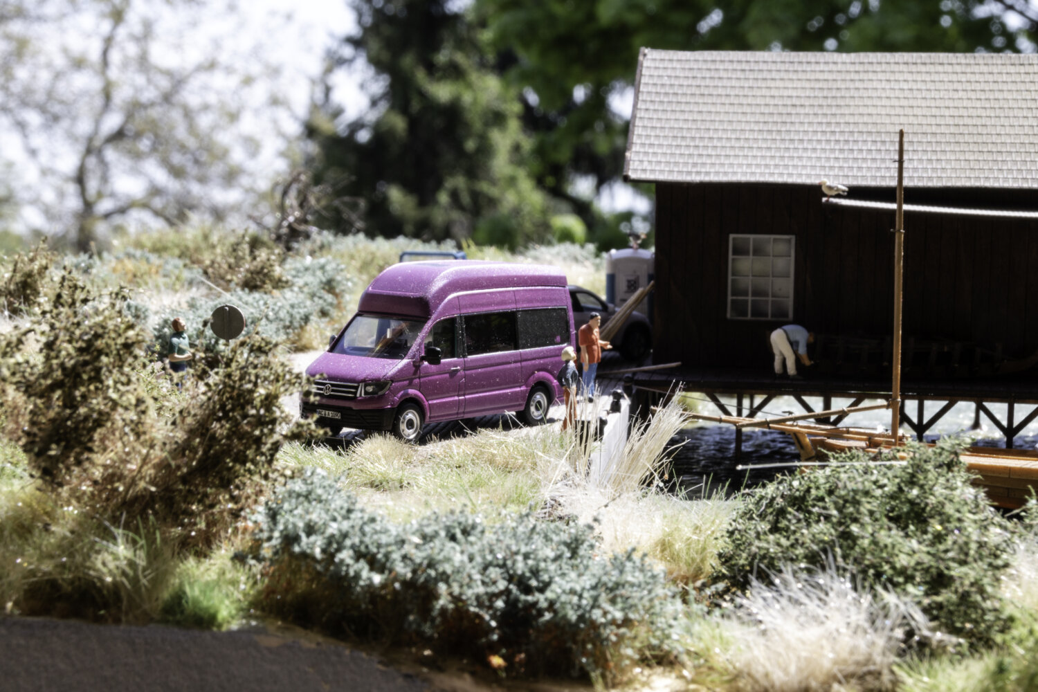 Herpa Wohnmobil auf einem Diorama mit Zeesboot
