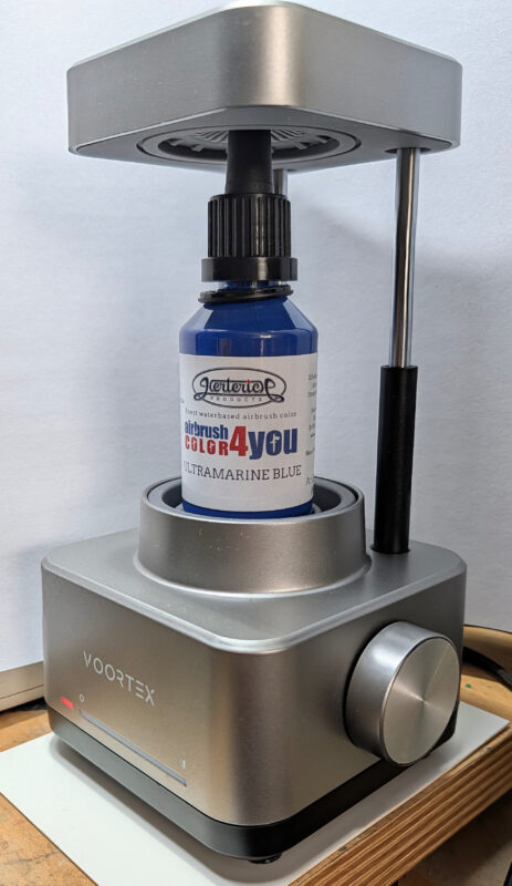 Auch 50ml Pipettenflaschen, hier von Herterich Products, Farbserie AirbrushColor4you, sind sicher während der Gerätelaufzeit fixiert.
