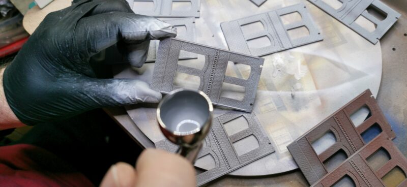 Vor dem späteren Farbauftrag werden die Bauteile grundiert, hier mit einem grauen Acrylprimer.