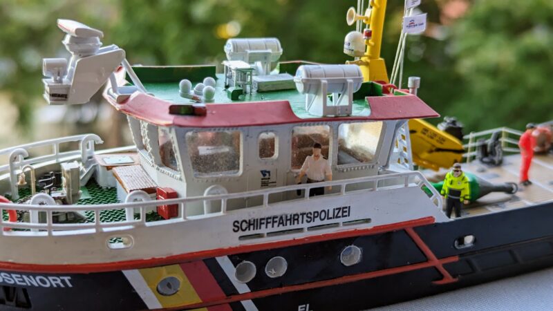 Modell des Arbeitsschiffes "Rosenort" der WSV, gebaut aus Resinbauteilen. Grundiert und coloriert.